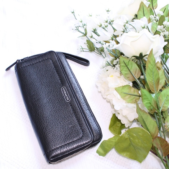 Coach Handbags - ⬇️$64 Coach Double Zip Leather Wallet